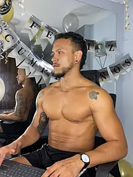 ARON TAYLER01 online show from February 25, 2025, 5:04 pm