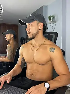 ARON TAYLER01 online show from March 14, 2025, 12:40 pm