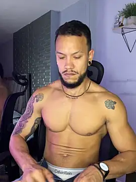 ARON TAYLER01 online show from November 5, 2025, 10:26 am