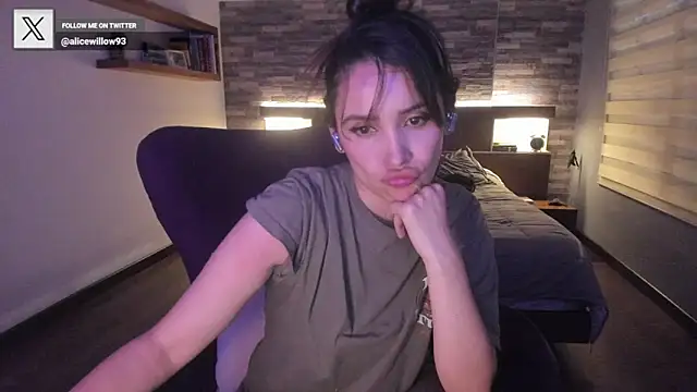Snapshot of alicewilloww chatting on October 1, 2025, 11:00 pm alicewilloww online show from October 1, 2025, 11:00 pm