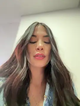 Im Valentina online show from December 17, 2025, 9:54 pm