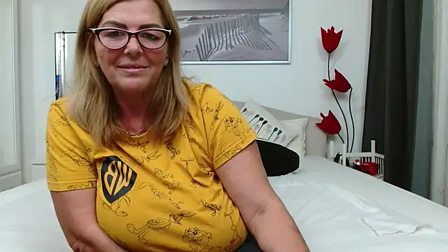 YulliaMilf online show from October 25, 2025, 6:46 pm