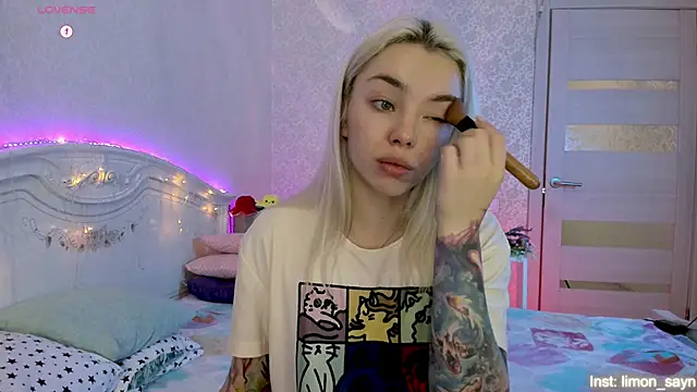 LillyMoure  online show from October 16, 2025, 11:28 pm