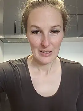 Snapshot of MaviePearl chatting on February 27, 2025, 9:32 am MaviePearl online show from February 27, 2025, 9:32 am