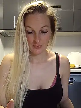 Snapshot of MaviePearl chatting on March 19, 2025, 8:34 am MaviePearl online show from March 19, 2025, 8:34 am