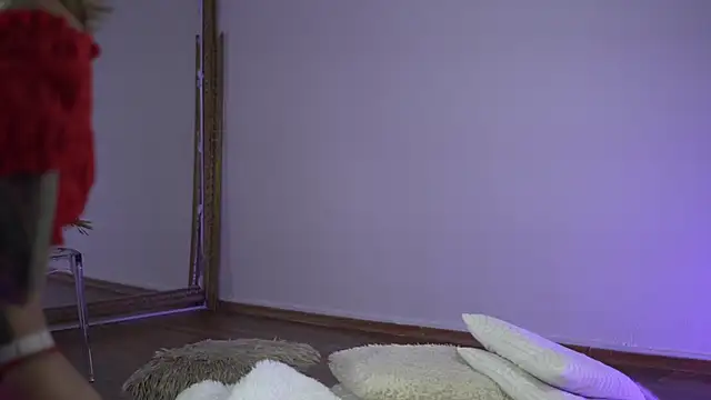 Snapshot of TiffanyMaze chatting on October 8, 2025, 6:33 am TiffanyMaze online show from October 8, 2025, 6:33 am