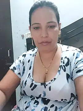 Snapshot of Poojabhabi101 chatting on September 18, 2025, 6:15 am Poojabhabi101 online show from September 18, 2025, 6:15 am