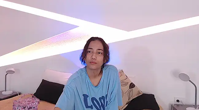 hot little bunny online show from December 23, 2024, 4:39 pm