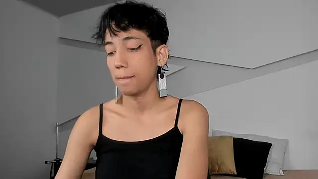 hot little bunny online show from February 1, 2025, 8:37 pm