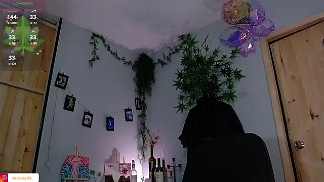 VickyJackson  online show from October 30, 2025, 5:02 pm