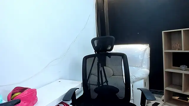 Snapshot of CelesteBrucee chatting on December 19, 2024, 4:13 am CelesteBrucee online show from December 19, 2024, 4:13 am