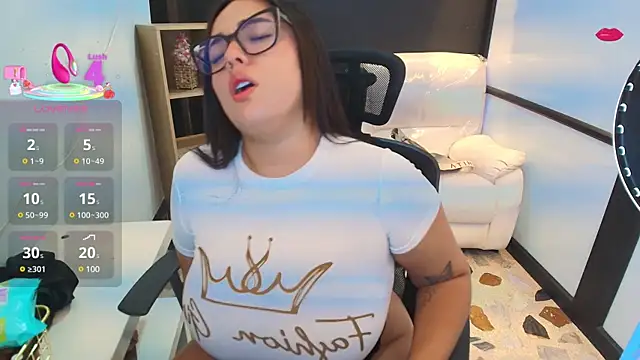 Snapshot of CelesteBrucee chatting on February 13, 2025, 11:58 pm CelesteBrucee online show from February 13, 2025, 11:58 pm