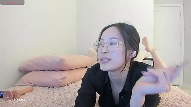 Snapshot of secretgirlfriendxo chatting on February 6, 2025, 9:32 am secretgirlfriendxo online show from February 6, 2025, 9:32 am