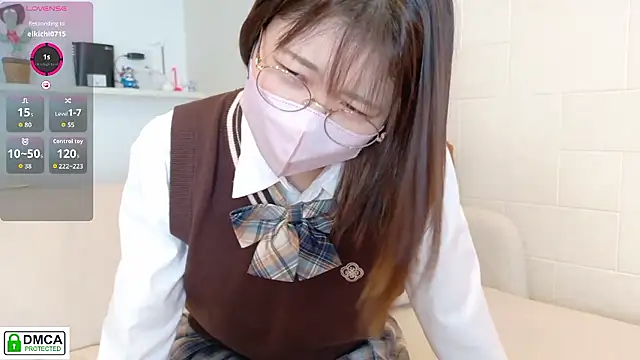 Snapshot of SUZU_ chatting on October 8, 2025, 3:15 am SUZU online show from October 8, 2025, 3:15 am