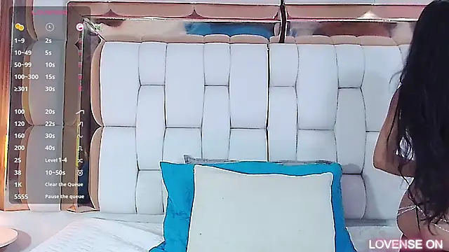 littlee emilyy  online show from March 19, 2025, 9:06 am