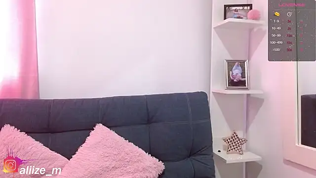 aliicee m online show from December 8, 2024, 1:36 pm