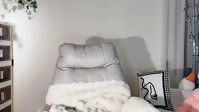 lvy-w online show from February 5, 2025, 4:58 pm