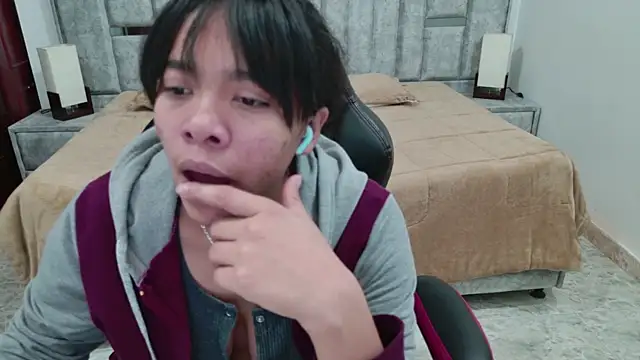 laureentt  online show from April 11, 2026, 3:11 am