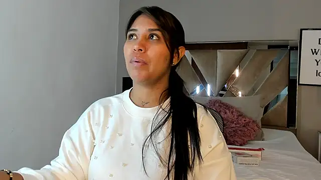 sharlott18 online show from December 11, 2024, 2:22 pm