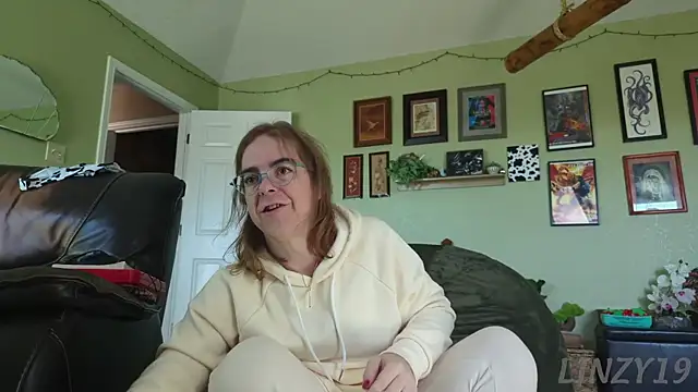 Linzy 19 online show from November 10, 2025, 5:34 pm