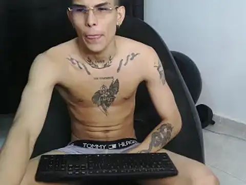 Snapshot of hot_king20 chatting on February 23, 2025, 3:45 am hot king20 online show from February 23, 2025, 3:45 am