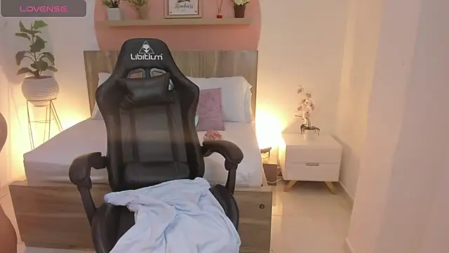 roseliam25 online show from February 5, 2025, 10:12 pm