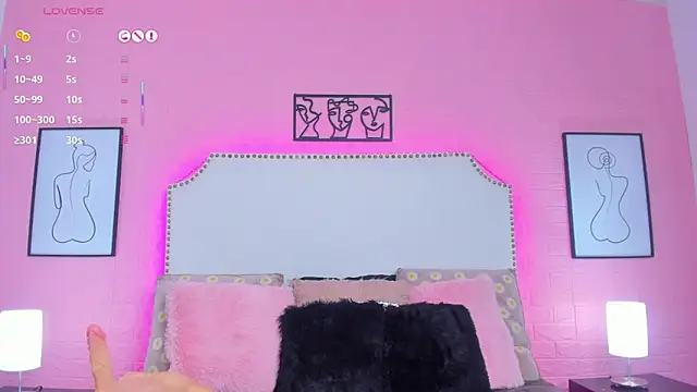 charlotte kisss online show from October 15, 2025, 7:36 pm