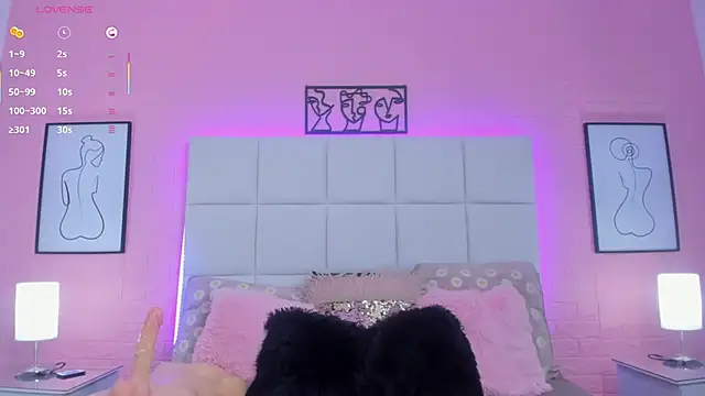 charlotte kisss online show from May 5, 2026, 7:33 pm