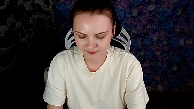 IxxiLiana online show from September 20, 2025, 4:13 am