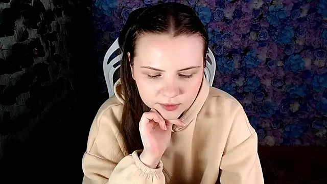 IxxiLiana online show from September 23, 2025, 4:04 am