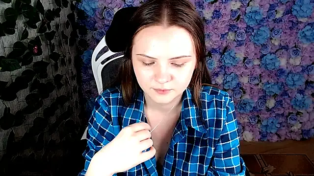 IxxiLiana online show from September 29, 2025, 5:12 am