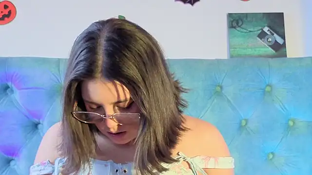 Paola Lyon  online show from November 14, 2025, 5:11 pm