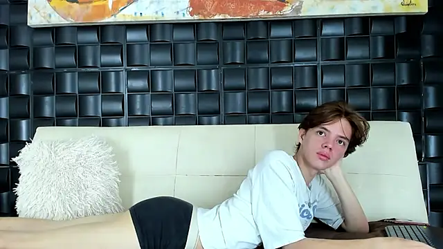 daniel hot03 online show from March 20, 2025, 2:10 pm