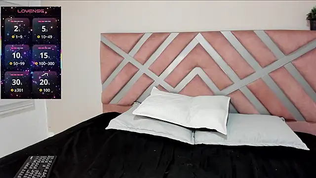 pamela anderson  online show from November 30, 2025, 4:05 am