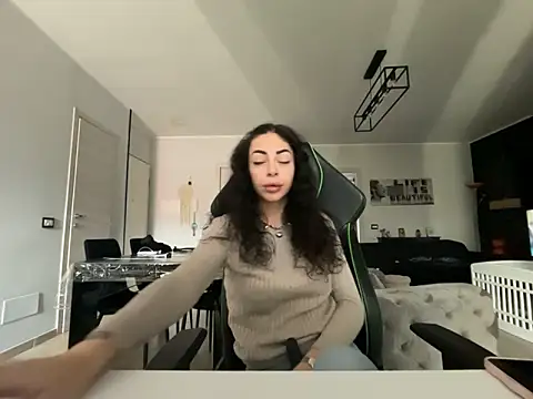 Chloe Ricci online show from December 1, 2025, 8:08 am