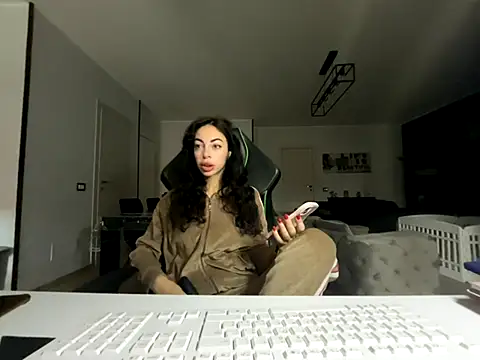 Chloe Ricci online show from December 5, 2025, 7:50 am