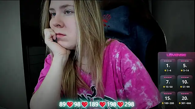 Olivia Munk online show from December 14, 2025, 3:45 am