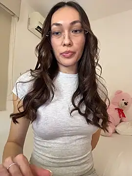 Snapshot of MichelleFerry_ chatting on April 27, 2026, 4:32 am MichelleFerry online show from April 27, 2026, 4:32 am