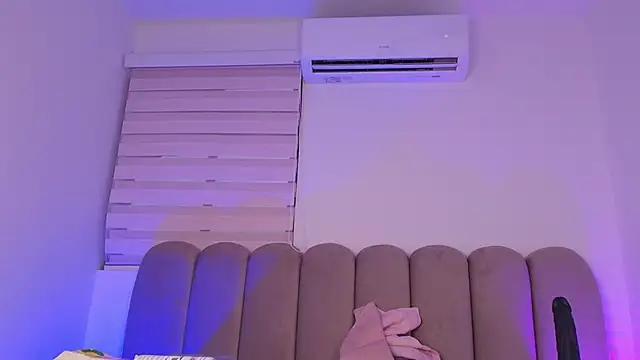 jones maddy  online show from November 20, 2025, 12:05 pm