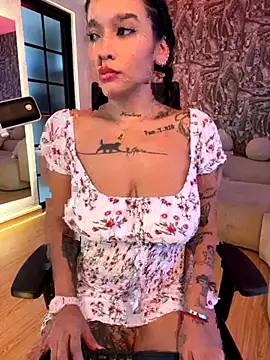 HannahW  online show from September 11, 2025, 7:25 pm