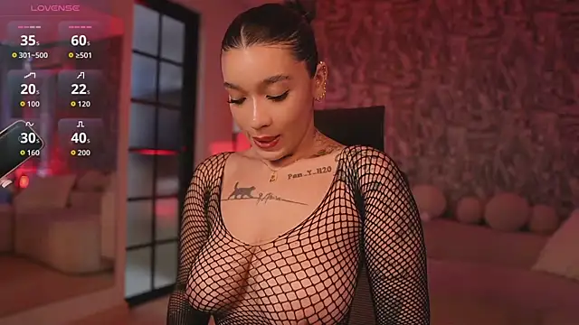 HannahW  online show from September 26, 2025, 8:02 pm