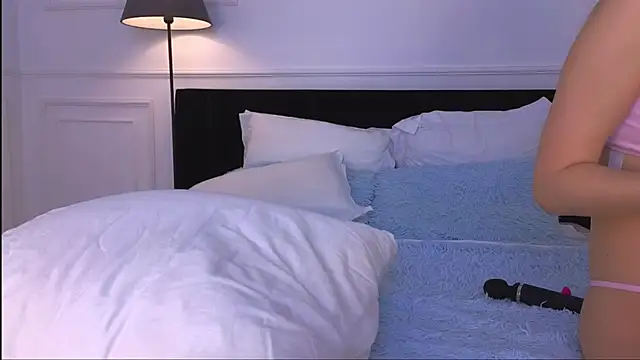 NicoleMarani online show from December 5, 2025, 2:42 am