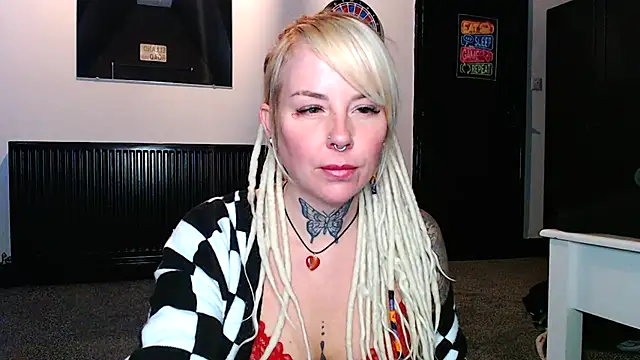 Snapshot of pixiedreadx chatting on November 22, 2025, 1:43 pm pixiedreadx online show from November 22, 2025, 1:43 pm