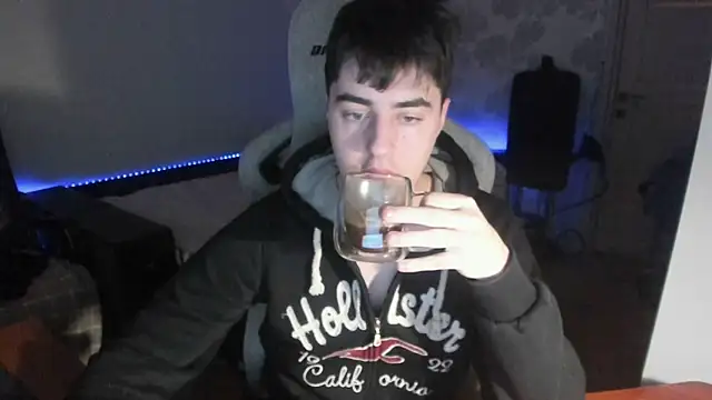 Snapshot of Knuckles17 chatting on January 6, 2026, 6:50 am Knuckles17 online show from January 6, 2026, 6:50 am