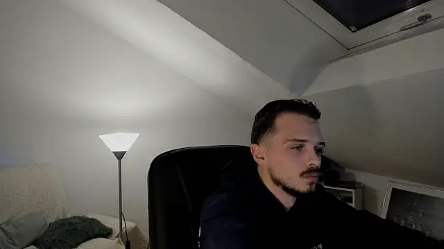 naked psy online show from September 17, 2025, 7:04 pm