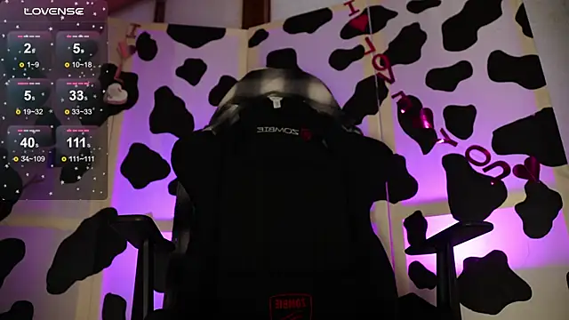 BlueCherryy online show from February 9, 2025, 2:18 pm