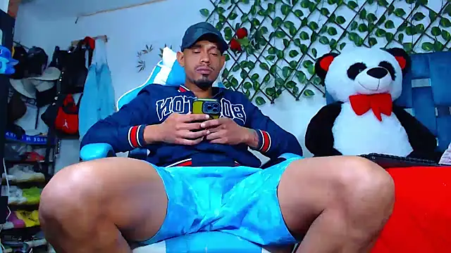 Snapshot of black_latin23cm chatting on October 24, 2025, 11:34 pm black latin23cm online show from October 24, 2025, 11:34 pm