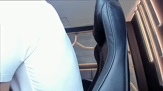 alexgiraldo  online show from February 28, 2025, 2:42 pm