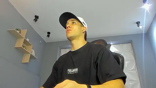 alexgiraldo  online show from March 13, 2025, 11:19 am