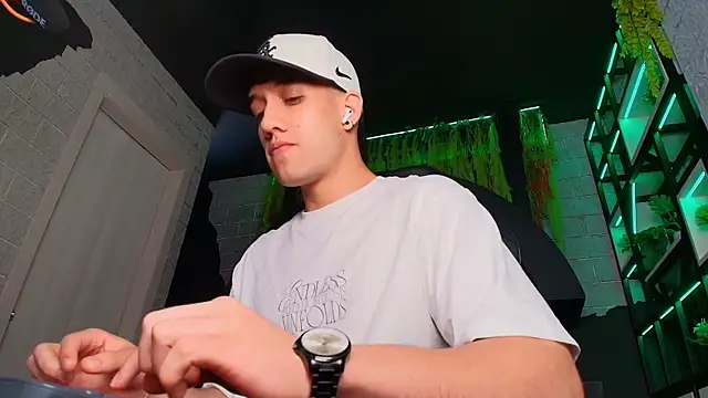 alexgiraldo  online show from March 21, 2025, 2:29 pm